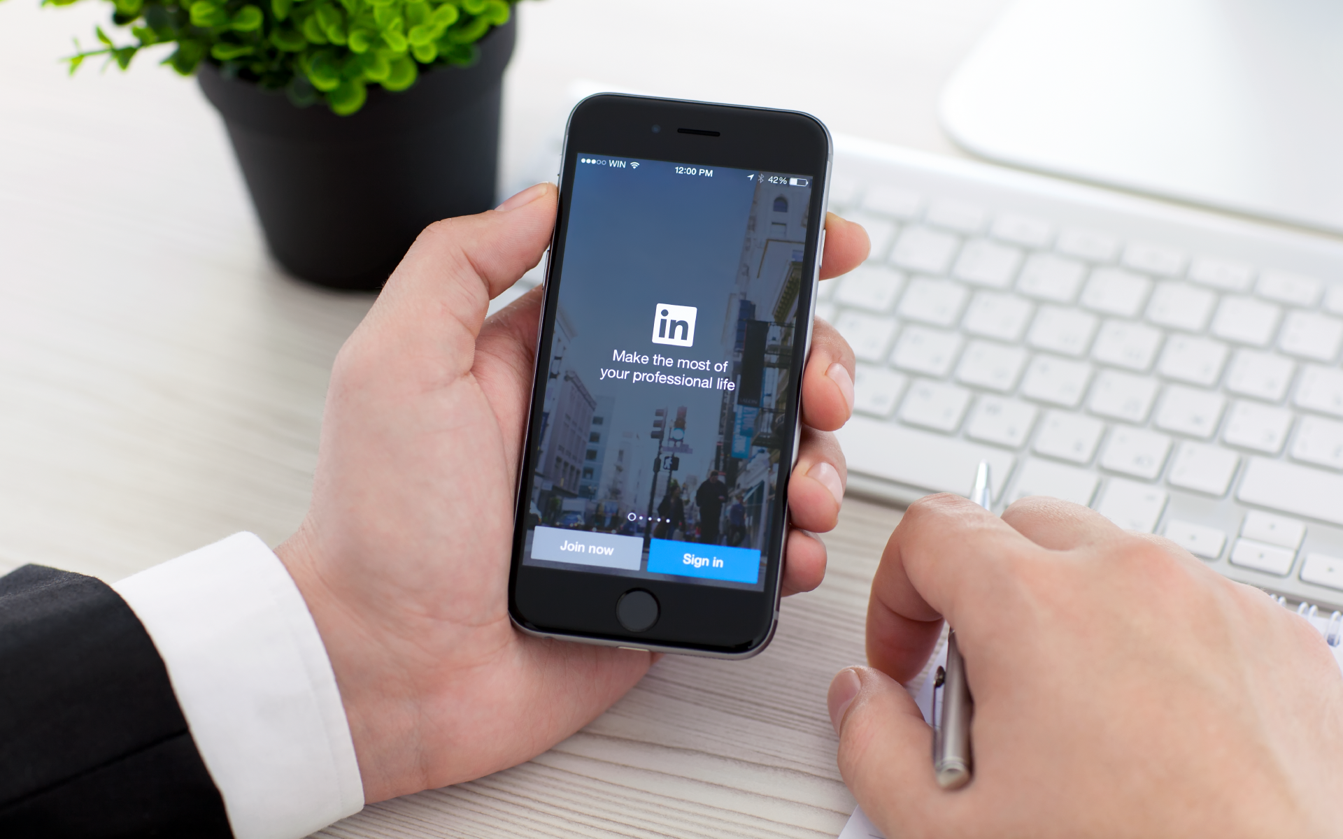 LinkedIn Launches Mobile Lead Generation Ads With In App Contact Forms